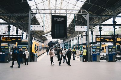 Vliegen is dit jaar veel duurder, zo bespaar je toch